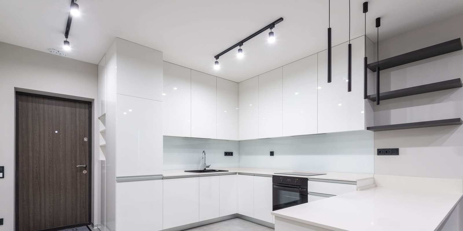 Cuisine d’appartement vide et fraîchement nettoyée à Ottawa, prête pour l’inspection de fin de bail