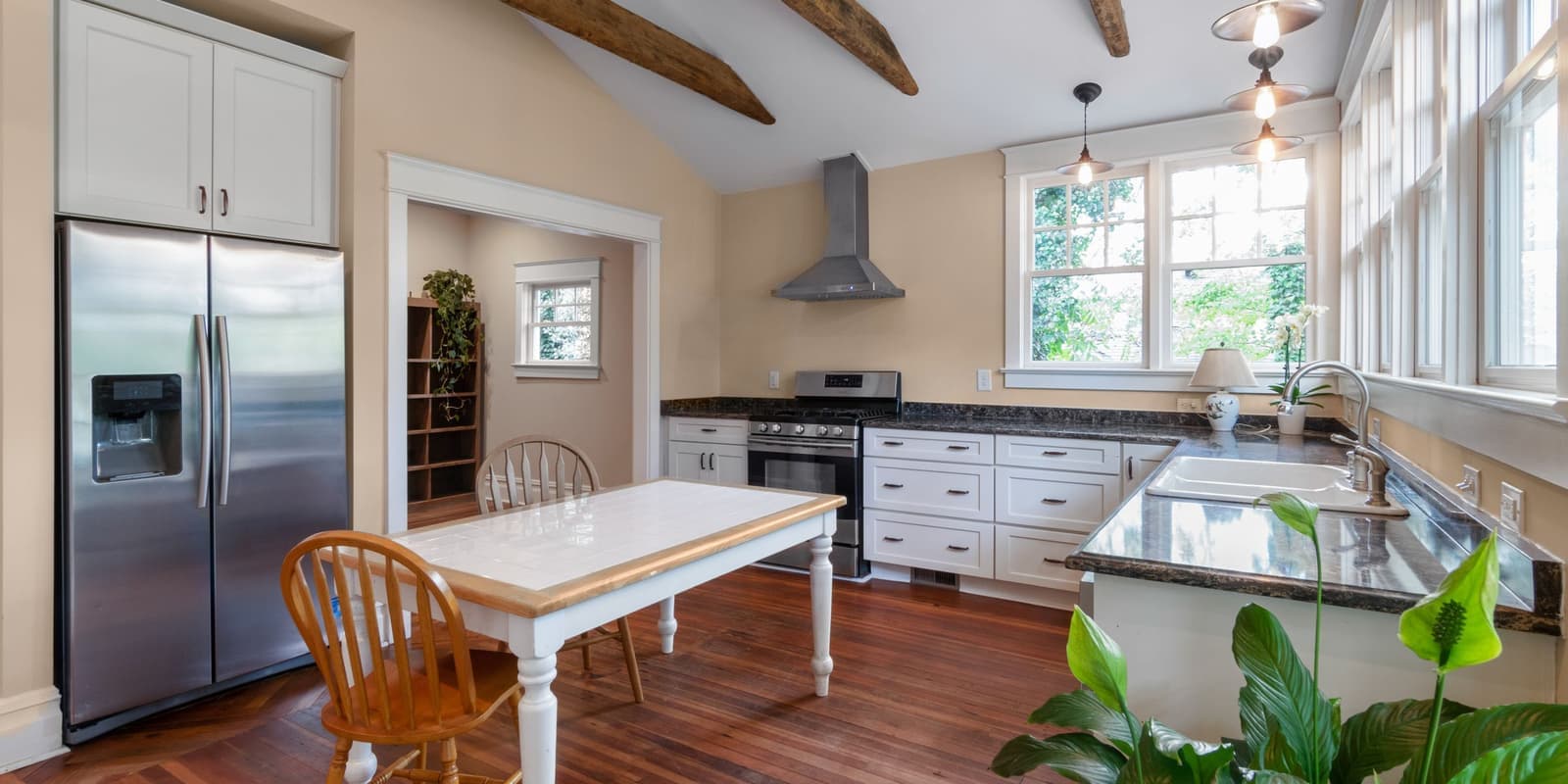 Cuisine ensoleillée d’une maison d’Ottawa, fenêtres ouvertes pendant le grand ménage du printemps
